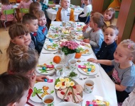 ZAJĄCZEK I ŚNIADANKO WIELKANOCNE W PRZEDSZKOLU