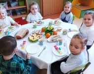 ZAJĄCZEK I ŚNIADANKO WIELKANOCNE W PRZEDSZKOLU