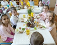 ZAJĄCZEK I ŚNIADANKO WIELKANOCNE W PRZEDSZKOLU