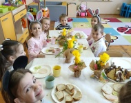 ZAJĄCZEK I ŚNIADANKO WIELKANOCNE W PRZEDSZKOLU