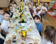 ZAJĄCZEK I ŚNIADANKO WIELKANOCNE W PRZEDSZKOLU