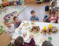 ZAJĄCZEK I ŚNIADANKO WIELKANOCNE W PRZEDSZKOLU