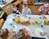 ZAJĄCZEK I ŚNIADANKO WIELKANOCNE W PRZEDSZKOLU