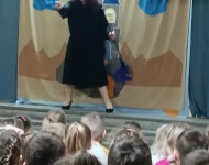 DZIEN TEATRU - TEATRZYK HERBI W PRZEDSZKOLU