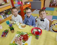WIELKANOCNE ŚNIADANKO I POSZUKIWANIE KOSZYCZKÓW