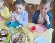 WIELKANOCNE ŚNIADANKO I POSZUKIWANIE KOSZYCZKÓW
