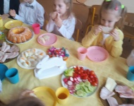 WIELKANOCNE ŚNIADANKO I POSZUKIWANIE KOSZYCZKÓW