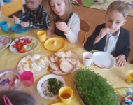 WIELKANOCNE ŚNIADANKO I POSZUKIWANIE KOSZYCZKÓW