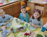 WIELKANOCNE ŚNIADANKO I POSZUKIWANIE KOSZYCZKÓW