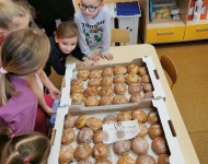 Akcja charytatywna "Pączki do rączki"